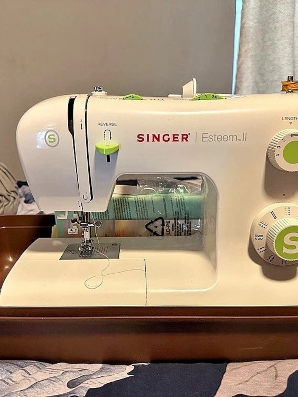 Singer Esteem II 2273 Sewing Machine with Case in White & Brown